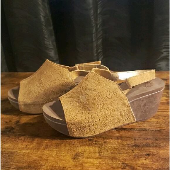 Yellow Box Women's Size 7 Redding Wedge Sandals Platform Heels Leather Suede Tan - Picture 2 of 8